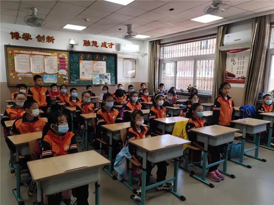 一群人在餐厅里
中度可信度描述已自动生成